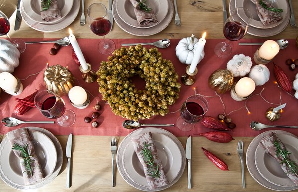 Réglage de la table de fête: comment organiser magnifiquement une table à la maison - photo