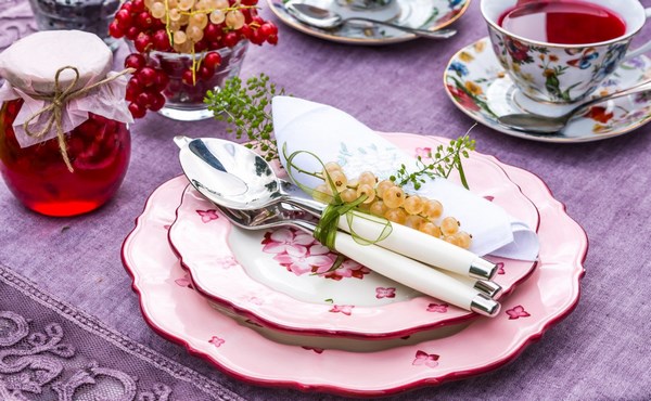 Réglage de la table de fête: comment organiser magnifiquement une table à la maison - photo