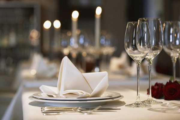 Réglage de la table de fête: comment organiser magnifiquement une table à la maison - photo