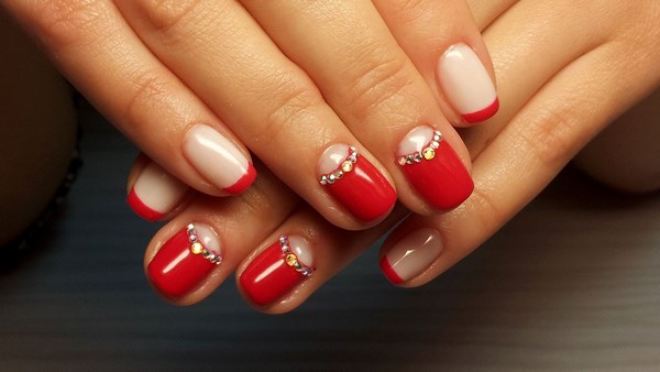 Manicure merah yang indah 2024-2025 - gambar, idea-idea manicure merah