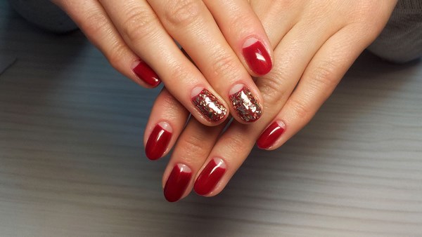 Manicure merah yang indah 2024-2025 - gambar, idea-idea manicure merah