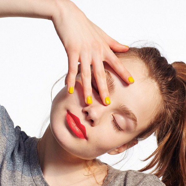 Manicure kuning asli 2024-2025 dalam gaya yang berbeza: perkara baru, idea, trend