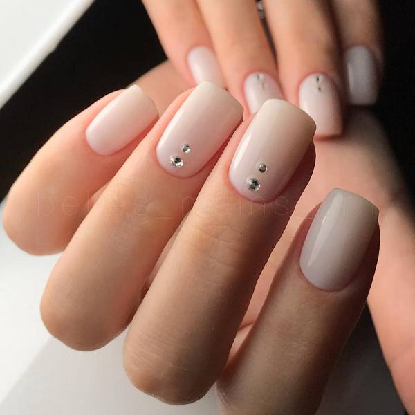 Manicure bergaya dalam gaya minimalism: idea terbaik untuk minicism manicure, trend, foto