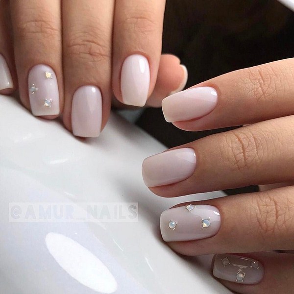 Manicure bergaya dalam gaya minimalism: idea terbaik untuk minicism manicure, trend, foto