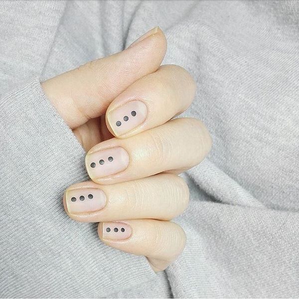 Manicure bergaya dalam gaya minimalism: idea terbaik untuk minicism manicure, trend, foto