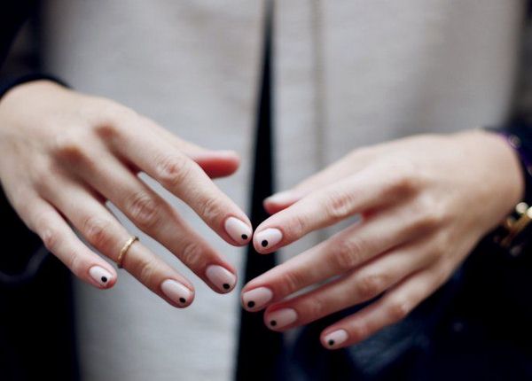 Manicure bergaya dalam gaya minimalism: idea terbaik untuk minicism manicure, trend, foto