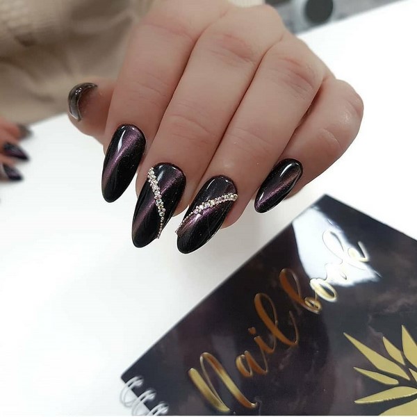 Manicure z tajemniczym kocim okiem 2024-2025: pomysły na paznokcie