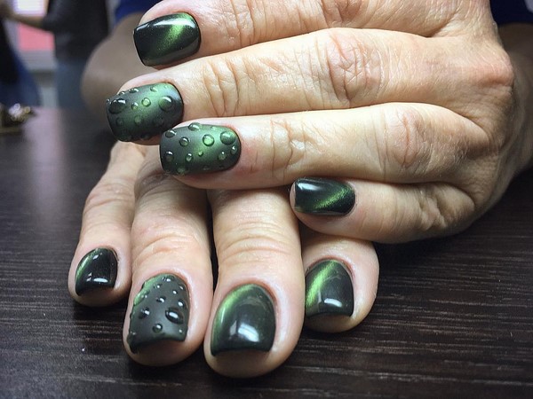 Manicure z tajemniczym kocim okiem 2024-2025: pomysły na paznokcie