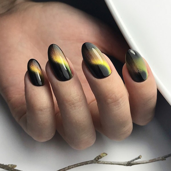 Manicure z tajemniczym kocim okiem 2024-2025: pomysły na paznokcie