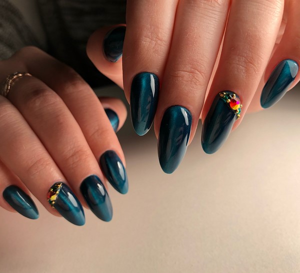 Manicure z tajemniczym kocim okiem 2024-2025: pomysły na paznokcie