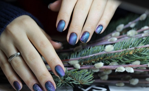 Manicure z tajemniczym kocim okiem 2024-2025: pomysły na paznokcie