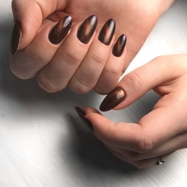 Manicure z tajemniczym kocim okiem 2024-2025: pomysły na paznokcie