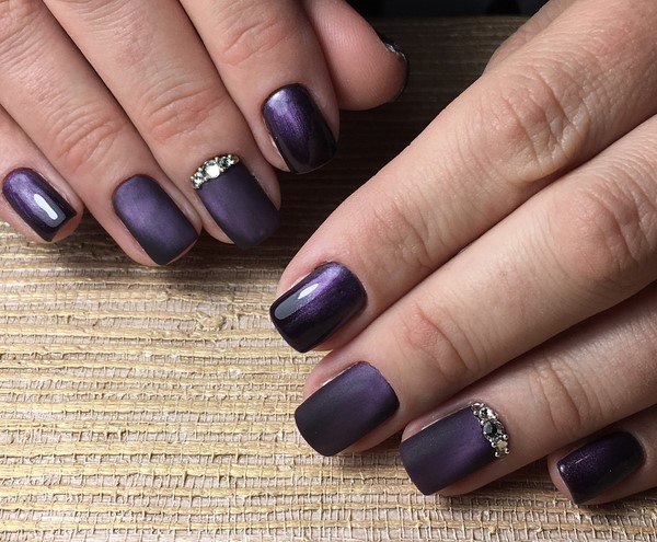 Manicure z tajemniczym kocim okiem 2024-2025: pomysły na paznokcie