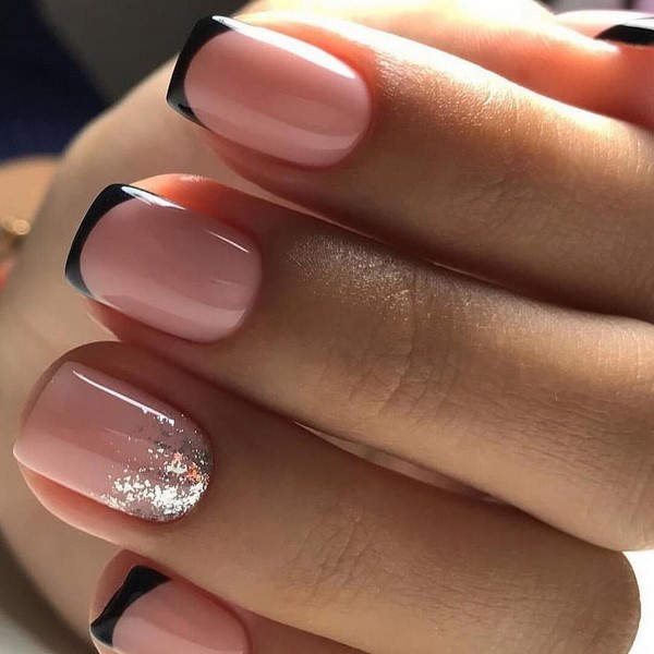 Świąteczny brokatowy paznokieć 2024-2025: najbardziej elegancki manicure na zdjęciu