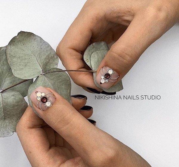 Manicure paling bergaya dengan rhinestones: idea hebat dan gambar berwarna musim 2024-2025