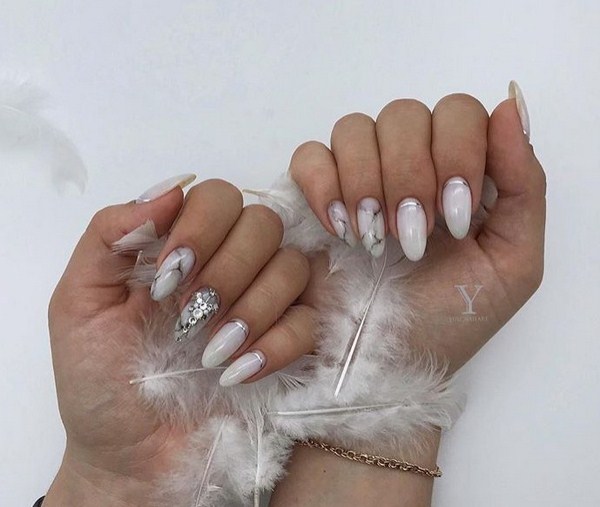 Manicure paling bergaya dengan rhinestones: idea hebat dan gambar berwarna musim 2024-2025