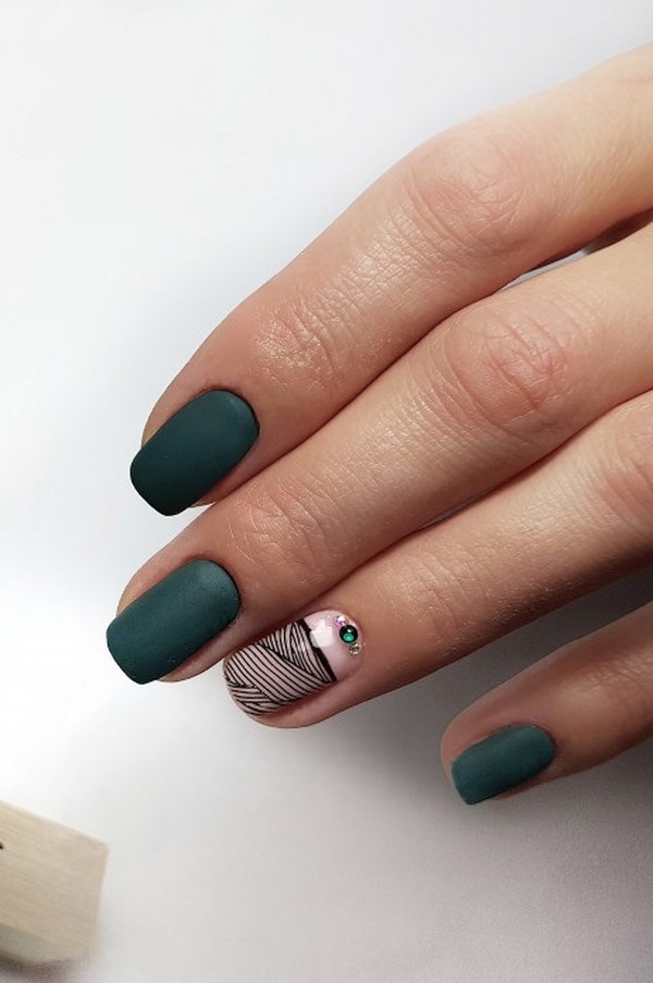 Modny ciemny manicure 2024-2025 - najlepsze trendy na zdjęciu