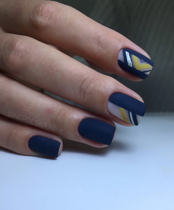 Modny ciemny manicure 2024-2025 - najlepsze trendy na zdjęciu