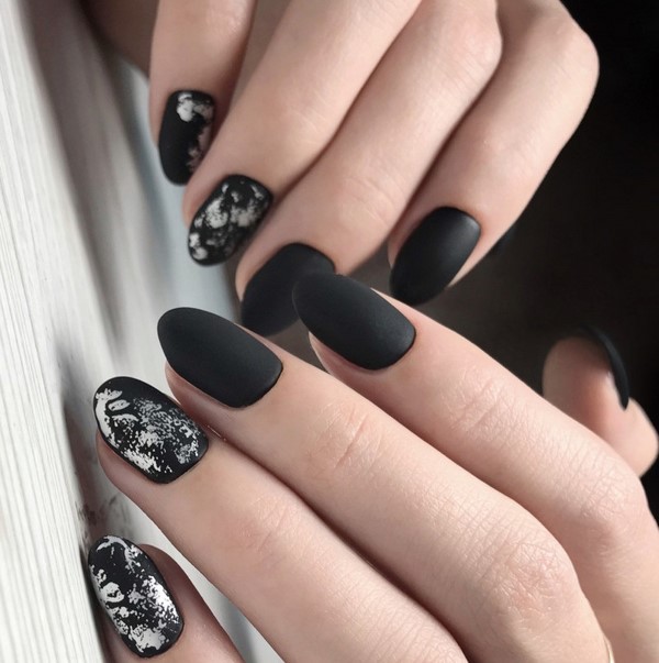 Modny ciemny manicure 2024-2025 - najlepsze trendy na zdjęciu