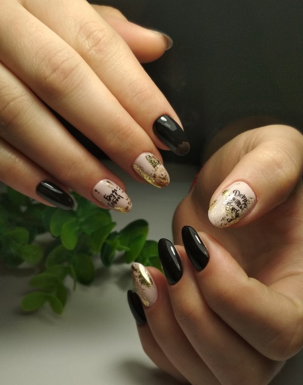 Modny ciemny manicure 2024-2025 - najlepsze trendy na zdjęciu