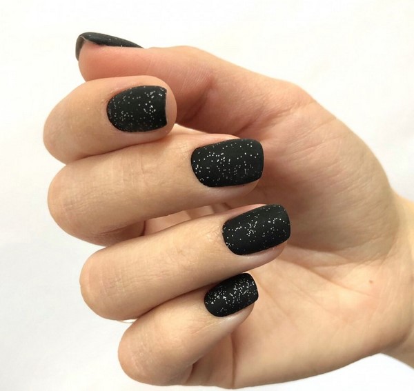 Modny ciemny manicure 2024-2025 - najlepsze trendy na zdjęciu