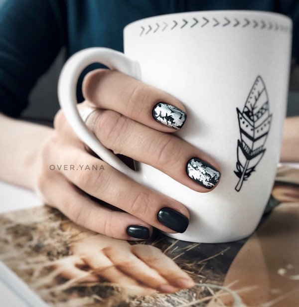 Modny ciemny manicure 2024-2025 - najlepsze trendy na zdjęciu