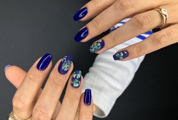 Modny ciemny manicure 2024-2025 - najlepsze trendy na zdjęciu