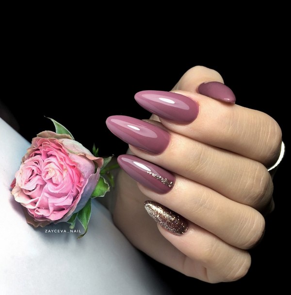 Modny ciemny manicure 2024-2025 - najlepsze trendy na zdjęciu