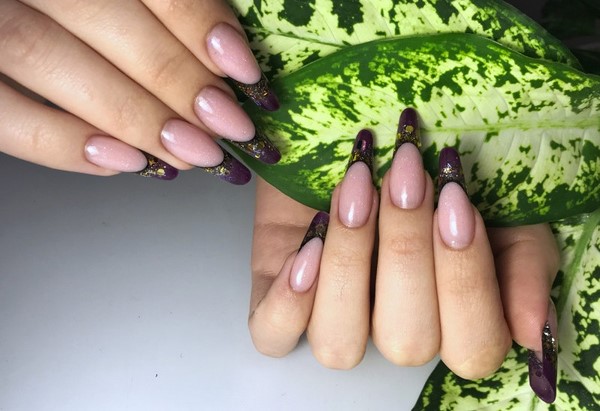 Modny ciemny manicure 2024-2025 - najlepsze trendy na zdjęciu