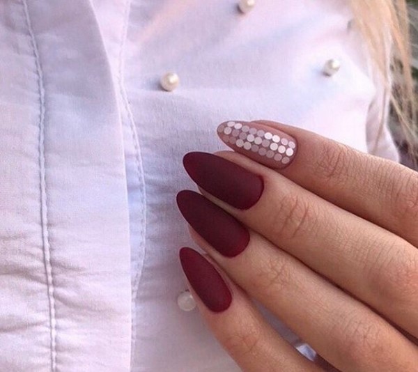 Modny ciemny manicure 2024-2025 - najlepsze trendy na zdjęciu