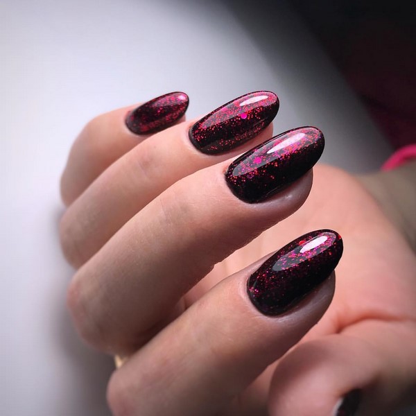 Modny ciemny manicure 2024-2025 - najlepsze trendy na zdjęciu