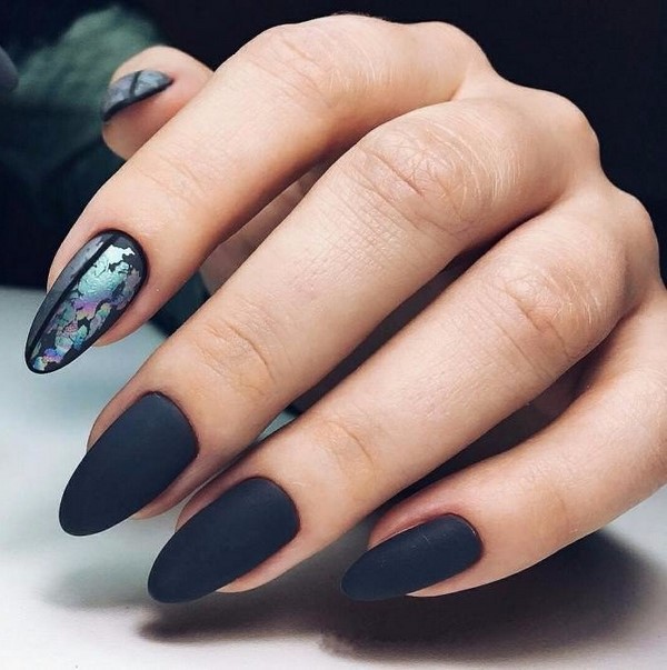 Modny ciemny manicure 2024-2025 - najlepsze trendy na zdjęciu