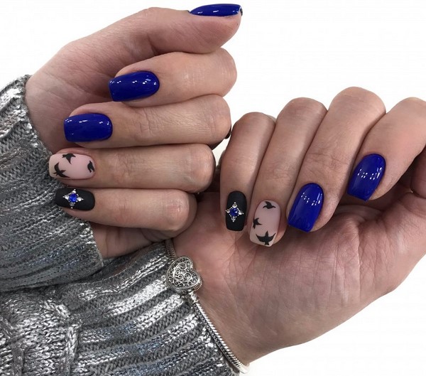 Modny ciemny manicure 2024-2025 - najlepsze trendy na zdjęciu