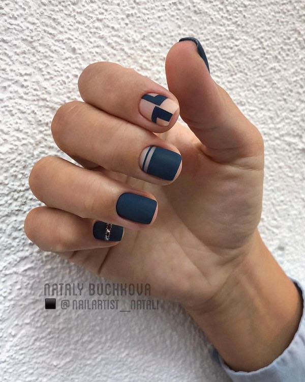 Modny ciemny manicure 2024-2025 - najlepsze trendy na zdjęciu