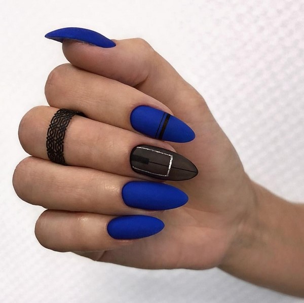 Modny ciemny manicure 2024-2025 - najlepsze trendy na zdjęciu