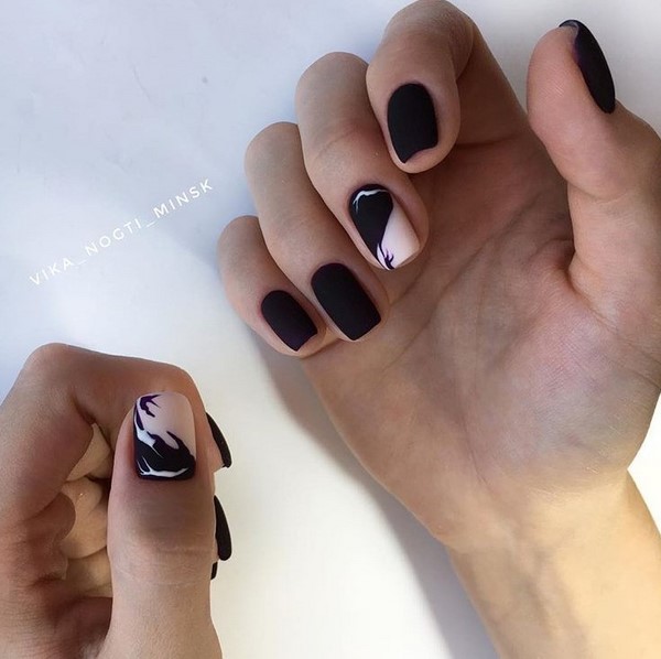 Modny ciemny manicure 2024-2025 - najlepsze trendy na zdjęciu