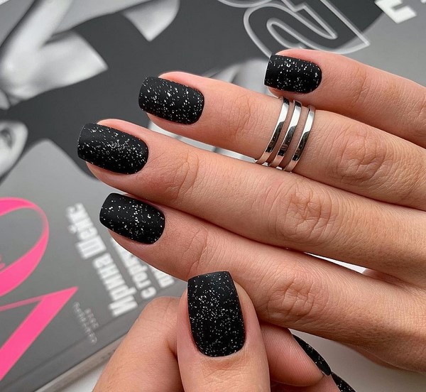 Modny ciemny manicure 2024-2025 - najlepsze trendy na zdjęciu