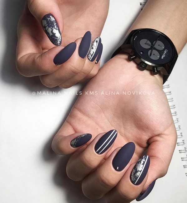 Modny ciemny manicure 2024-2025 - najlepsze trendy na zdjęciu