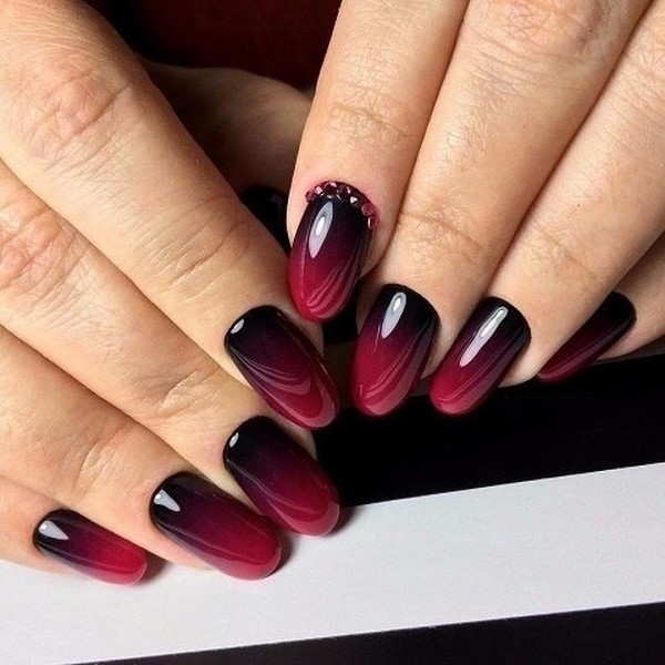 Modny ciemny manicure 2024-2025 - najlepsze trendy na zdjęciu