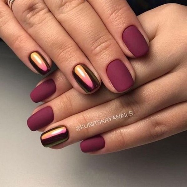 Modny ciemny manicure 2024-2025 - najlepsze trendy na zdjęciu