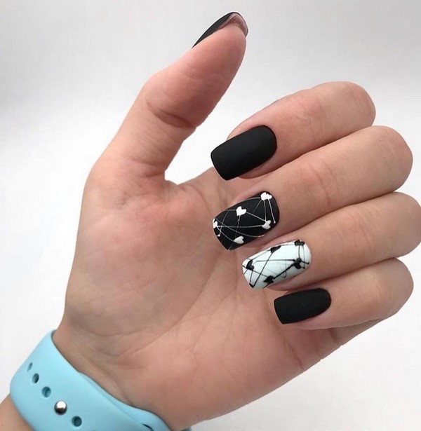 Modny ciemny manicure 2024-2025 - najlepsze trendy na zdjęciu