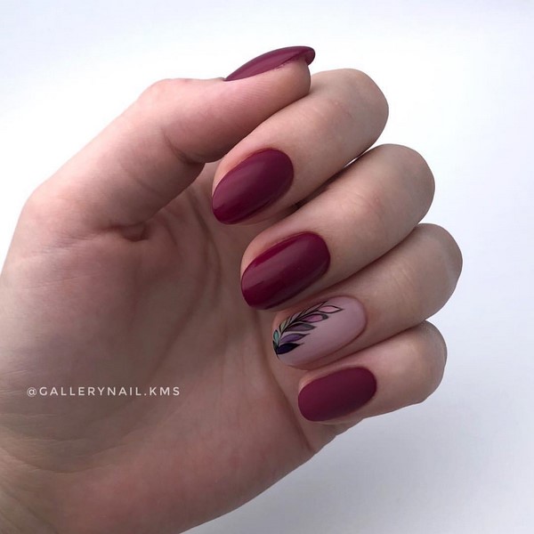 Modny ciemny manicure 2024-2025 - najlepsze trendy na zdjęciu