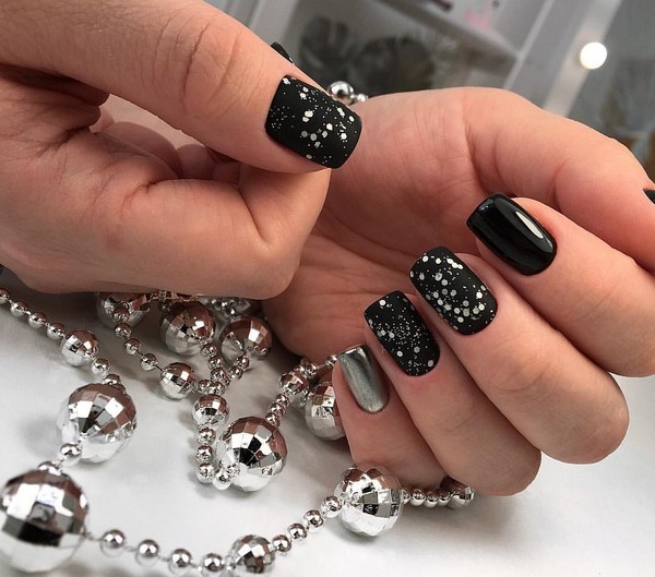 Modny ciemny manicure 2024-2025 - najlepsze trendy na zdjęciu