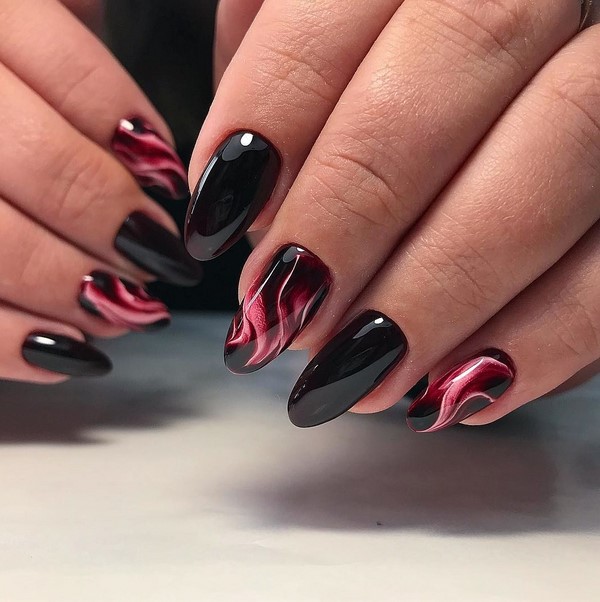 Modny ciemny manicure 2024-2025 - najlepsze trendy na zdjęciu