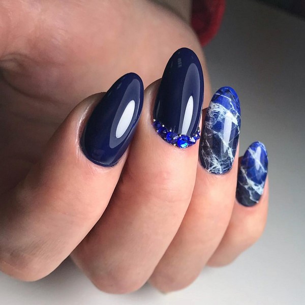 Modny ciemny manicure 2024-2025 - najlepsze trendy na zdjęciu