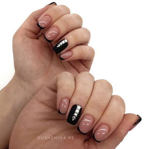 Modny ciemny manicure 2024-2025 - najlepsze trendy na zdjęciu