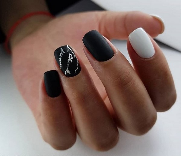 Modny ciemny manicure 2024-2025 - najlepsze trendy na zdjęciu