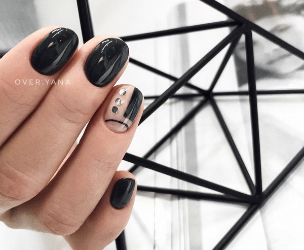 Modny ciemny manicure 2024-2025 - najlepsze trendy na zdjęciu