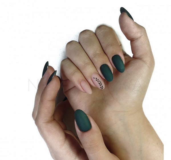 Modny ciemny manicure 2024-2025 - najlepsze trendy na zdjęciu