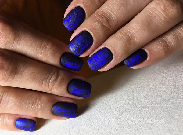 Modny ciemny manicure 2024-2025 - najlepsze trendy na zdjęciu